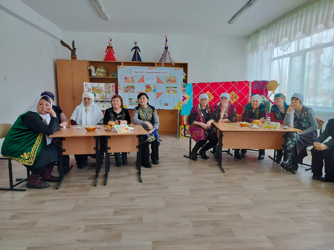 "Әжелер мектебі" жоспарына сай "Ертегі - танымның көзі" тақырыбында әжелермен кездесу